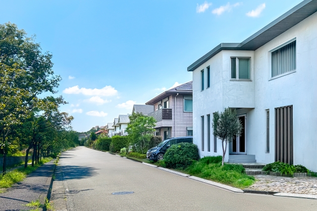 スッキリ落ち着いた戸建て住宅が建つ街並み