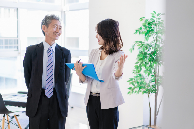 秘書と会話をするVIP