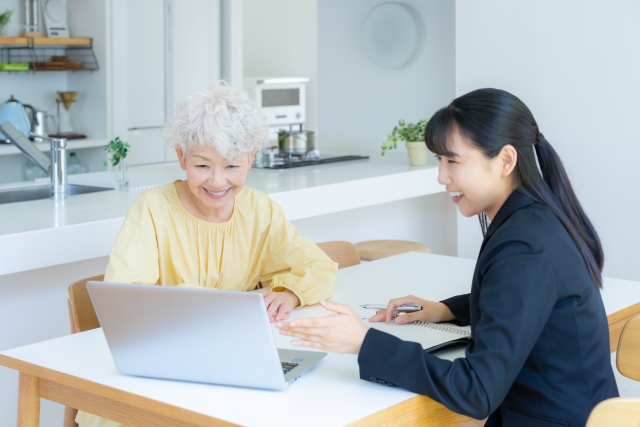 シニア女性と商談をするビジネスウーマン