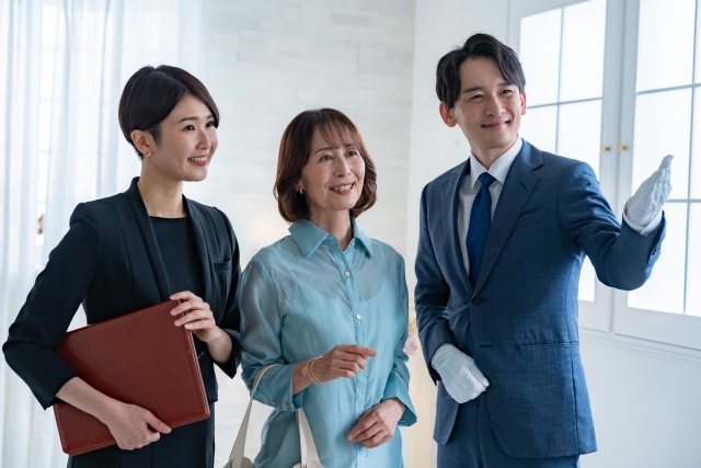 内覧する女性と営業担当