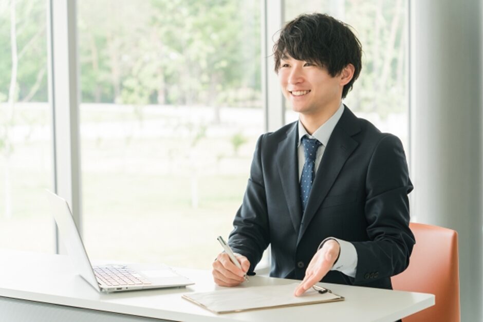 相談を受けている男性