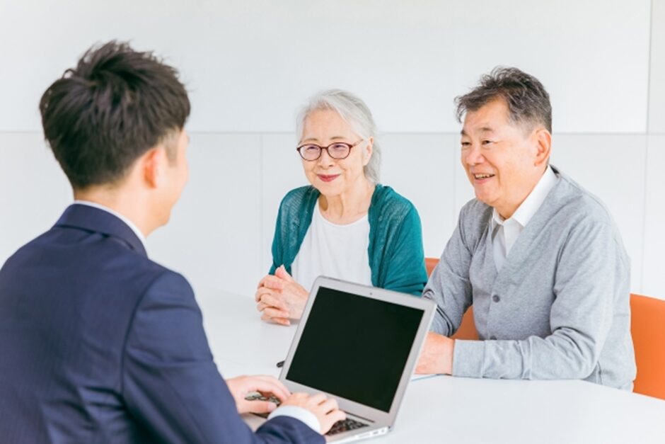 相談している夫婦