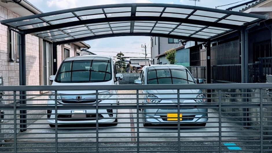 カーポートに止めている車