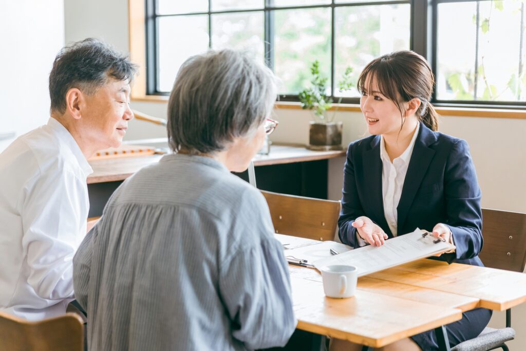 相談している高齢者