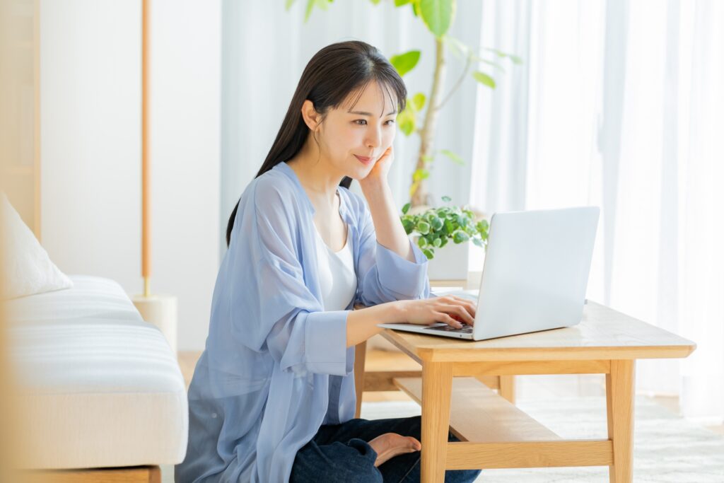 ネットで調べ物をしている女性イメージ